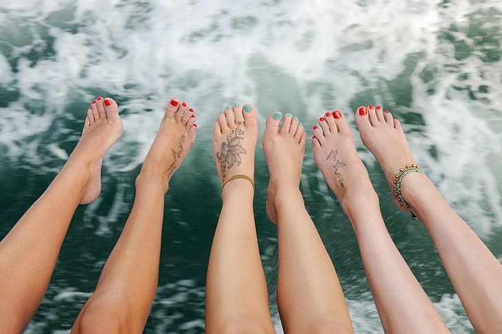feet, painted toenails, anklet, tattoo, toe rings, water, toes, legs, blue nails, red nails, HD wallpaper