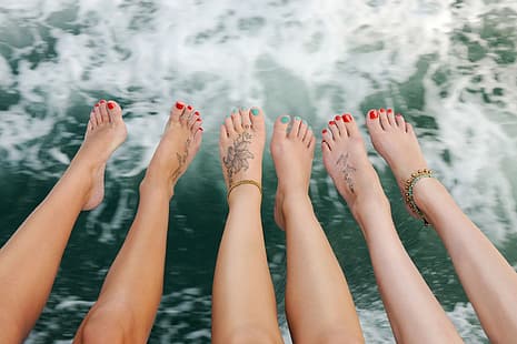  feet, painted toenails, anklet, tattoo, toe rings, water, toes, legs, blue nails, red nails, HD wallpaper HD wallpaper