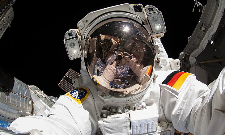 астронавт тапет, астронавт прави селфи в космическото пространство, космос, вселена, космическа станция, орбити, орбитални станции, космически костюм, астронавт, немски, флаг, каска, самозаснемане, камера, отражение, Земя, ESA, селфи, Международна космическа станция, Александър Герст, HD тапет