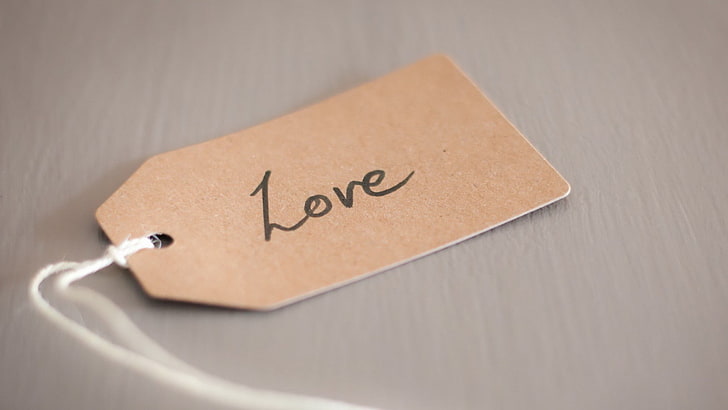 brun utskärning cardbobard med kärlekstryckt hänge, kärlek, HD tapet