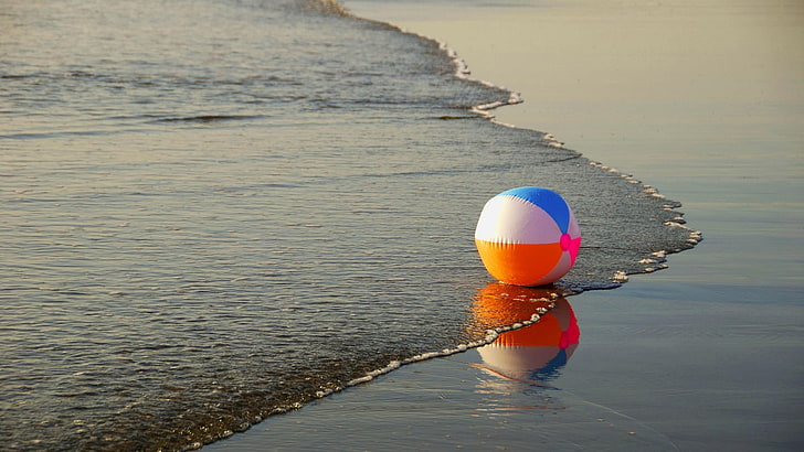 червена и бяла топка декор, море, вълни, плаж, топка, цветно, оранжево, розово, синьо, бяло, залез, HD тапет