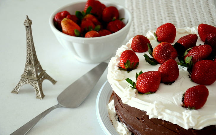 Dessert Cake Fraises Baies Tour Eiffel, chocolat avec gâteau fondant à la crème Garnitures à la fraise, dessert, gâteau, fraises, baies, eiffel, tour, Fond d'écran HD