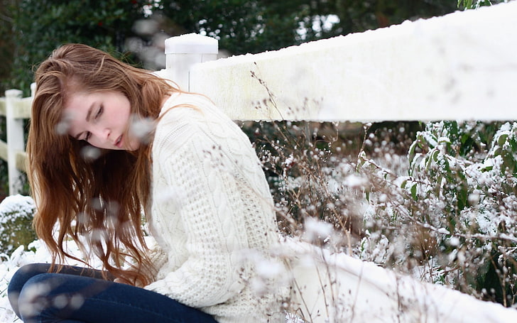 여자의 하얀 스웨터, 소녀, 스웨터, 눈, 앉다, 겨울, HD 배경 화면