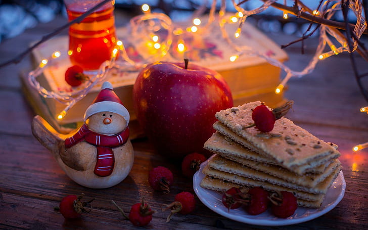 Galletas de Navidad, té, manzana roja y galletas Graham en salsa de cerámica blanca, Navidad, Navidad, galletas, bayas, Fondo de pantalla HD