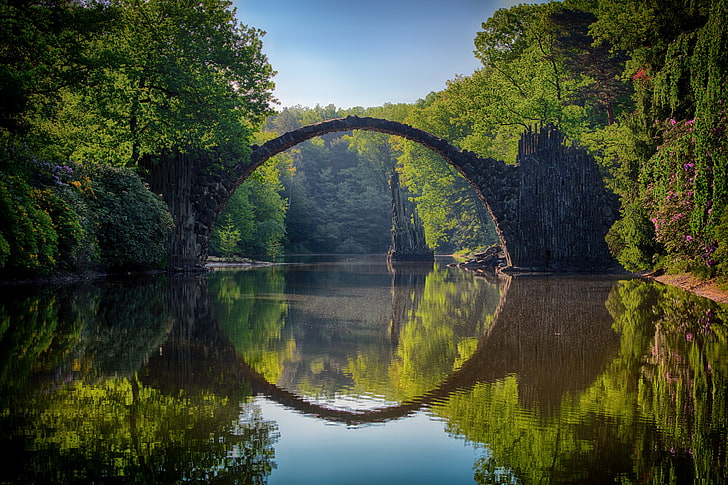 Puente de hormigón gris, naturaleza, paisaje, reflexión, simetría, Rakotzbrücke Devil's Bridge, Alemania, puertas, Fondo de pantalla HD