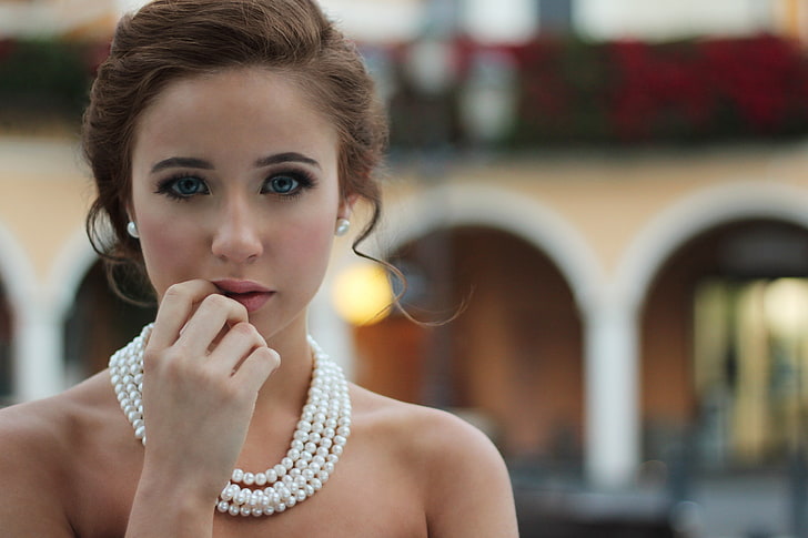 Frauen, Blick auf Betrachter, blaue Augen, Perlen, Perlenkette, Finger auf die Lippen, Porträt, HD-Hintergrundbild