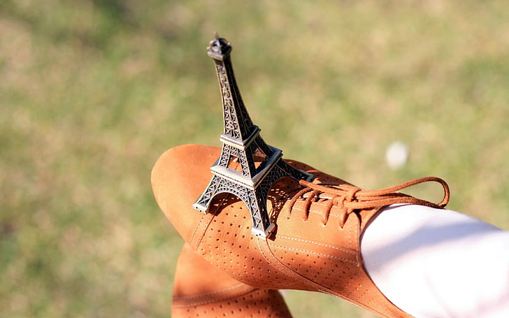 gray Eiffel Tower miniature decor, foot, eiffel tower, shoes, shoelaces, grass, HD wallpaper