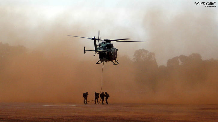 昼間、黒のヘリコプターの下で4つの兵士、飛行、軍事、 HDデスクトップの壁紙