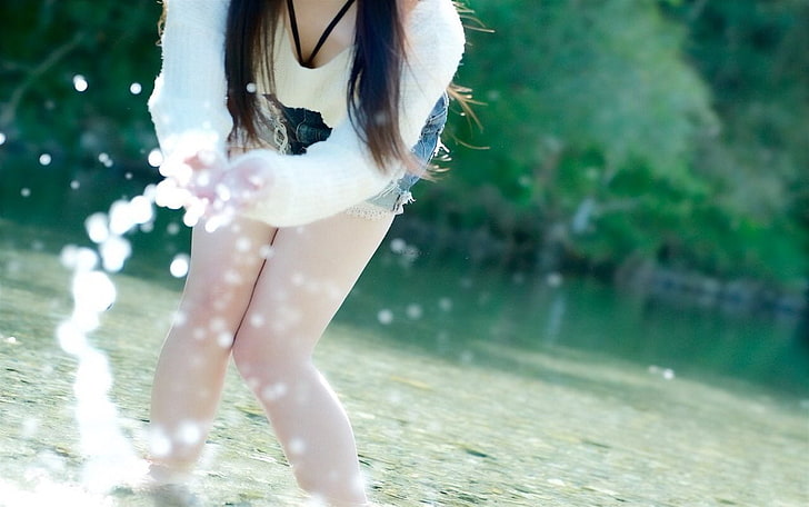 Wanita Jepang, berambut cokelat, celana pendek jean, sweter putih, kaki, sungai, Wallpaper HD
