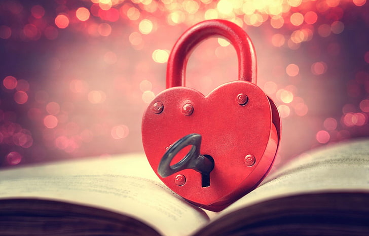 красный металлический замок в форме сердца с серым ключом, фон, замок, широкоформатные, обои, настроение, сердце, размытие, ключ, книга, владелец, боке, полноэкранные, HD обои, полноэкранные, HD обои