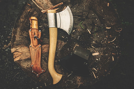hacha, bushcraft, cuchillo de camping, cuchillo, retro, tronco de árbol, armas, Fondo de pantalla HD HD wallpaper