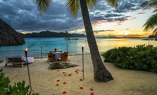 riposo, palme, Polinesia francese, vacanza, prenotazione, viaggio, cena, tramonto, Bora Bora, oceano, fuoco, spiaggia, 4K, torcia, Sfondo HD HD wallpaper