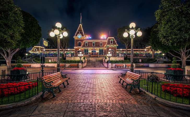 Disneyland, dwie brązowe drewniane ławki zewnętrzne, Stany Zjednoczone, Kalifornia, Pociąg, Disney, Kolej, Kolej, kanon, Pociągi, Zajezdnia, Disneyland, stacja kolejowa, canon5d, 5dmark3, canon5dmarkiii, disneylandresort, mainstreet, mainstreetstation, steamengine, Tapety HD