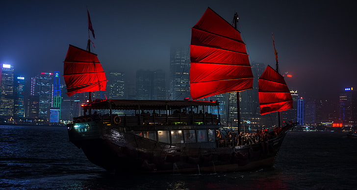 кафяв кораб с червени платна, архитектура, сграда, градски пейзаж, Хонконг, кораб, мъгла, вода, небостъргач, нощ, боклуци, градски светлини, HD тапет