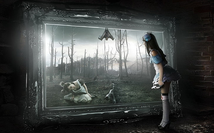 donna in piedi di fronte a pittura con ragazza in foresta sfondo digitale, alberi, nebbia, foresta, disegno, Alice nel paese delle meraviglie, Sfondo HD