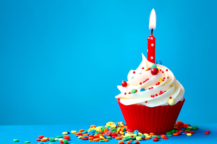 petit gâteau rouge et blanc avec un crayon, une bougie, un petit gâteau et un joyeux anniversaire, Fond d'écran HD
