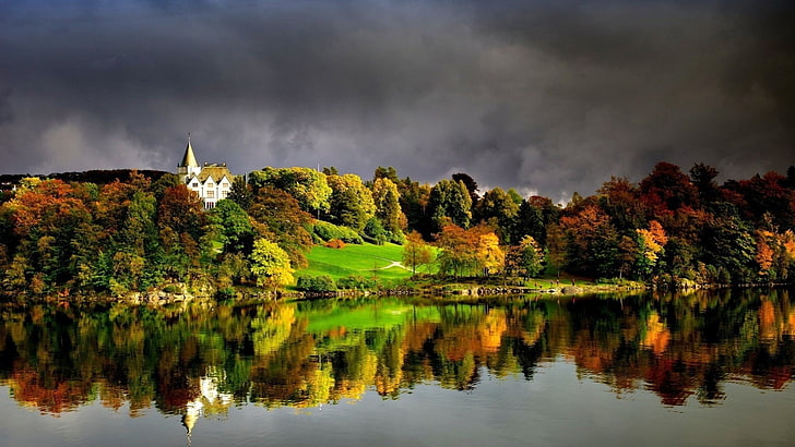белый и коричневый дом, природа, пейзаж, вода, облака, озеро, особняки, отражение, деревья, лес, осень, Берген, Норвегия, HD обои