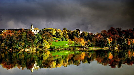 casa blanca y marrón, naturaleza, paisaje, agua, nubes, lago, mansiones, reflexión, árboles, bosque, otoño, Bergen, Noruega, Fondo de pantalla HD HD wallpaper