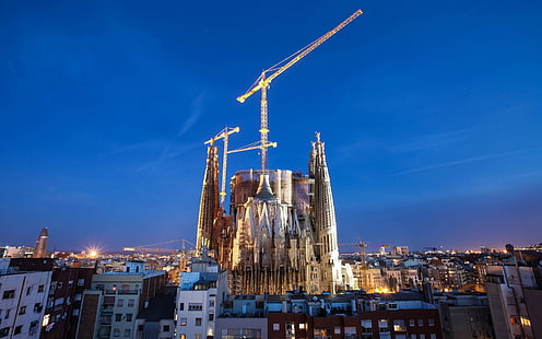yellow crane, cityscape, night, lights, architecture, old building, sky, water, reflection, long exposure, Barcelona, Spain, cranes (machine), Sagrada Familia, HD wallpaper HD wallpaper