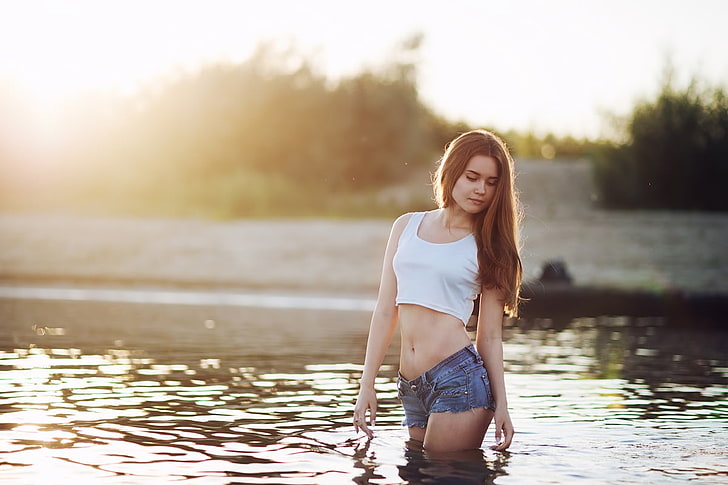 Sterzhnykh Polina, perempuan, T-shirt, celana pendek jean, matahari terbenam, sungai, kurus, potret, di dalam air, Wallpaper HD