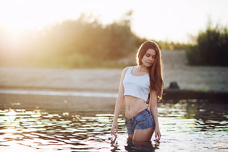 Polina Sterzhnykh, femme, t-shirt, short en jean, coucher de soleil, rivière, maigre, portrait, dans l'eau, Fond d'écran HD HD wallpaper