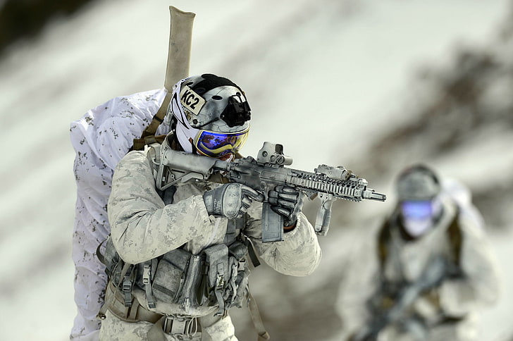 casco da combattimento KC2 grigio e bianco e fucile grigio, armi, esercito, soldati, GUARNIZIONI della Marina degli Stati Uniti, Sfondo HD