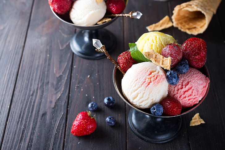 permen, buah, makanan, wafel, es krim, blueberry, stroberi, raspberry, daun mint, permukaan kayu, Wallpaper HD