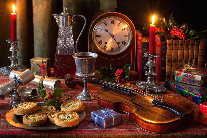 вино, цигулка, часовник, чаша, книги, свещи, бисквитки, подаръци, натюрморт, камбана, графин, Холи, HD тапет