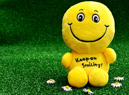 دمية قطيفة إيموجي مبتسم ، مبتسم ، سعيد ، لعبة ، مرحة ، إيجابية، خلفية HD HD wallpaper