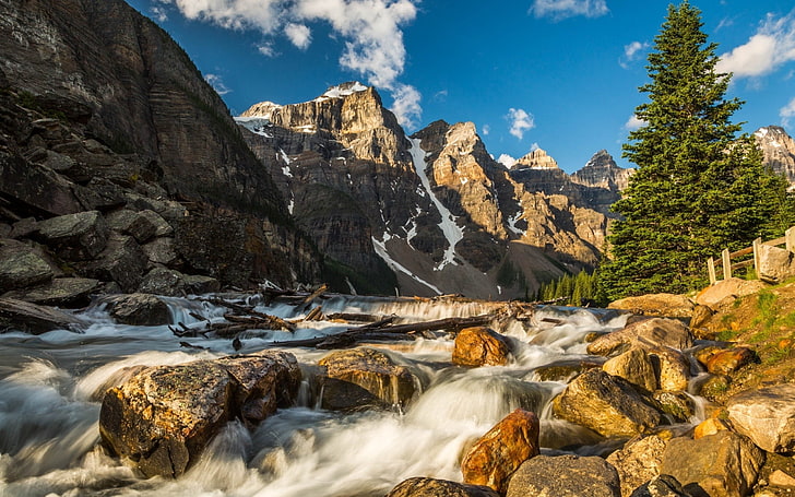 Fluss und grüne Kiefer, Fluss, Wasserfälle, Felsen, Berge, HD-Hintergrundbild