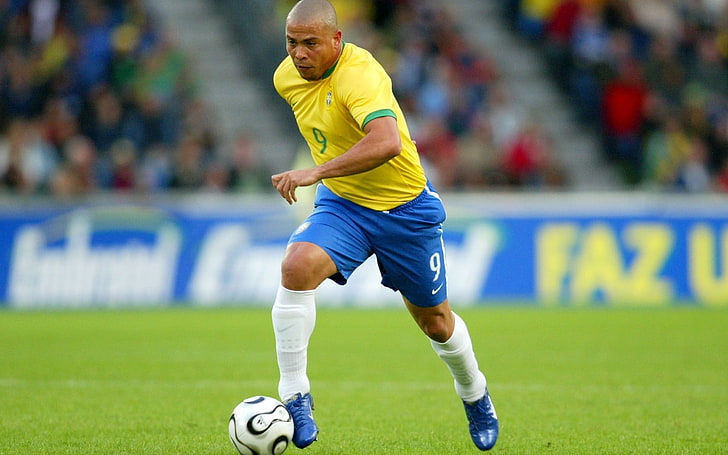 Ronaldo Nazario De Lima, maillot jaune pour homme et short bleu, sport, football, brésilien, joueur, Fond d'écran HD