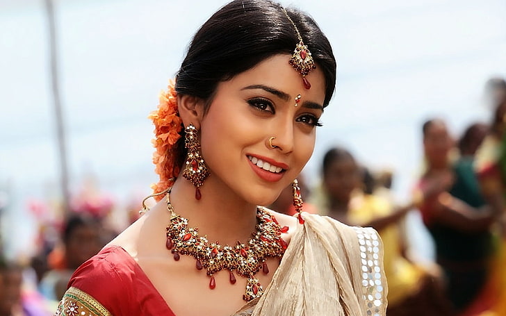 Shriya Saran In Saree, abito da sari beige e rosso da donna, celebrità di Bollywood, celebrità femminili, bollywood, attrice, saree, Sfondo HD