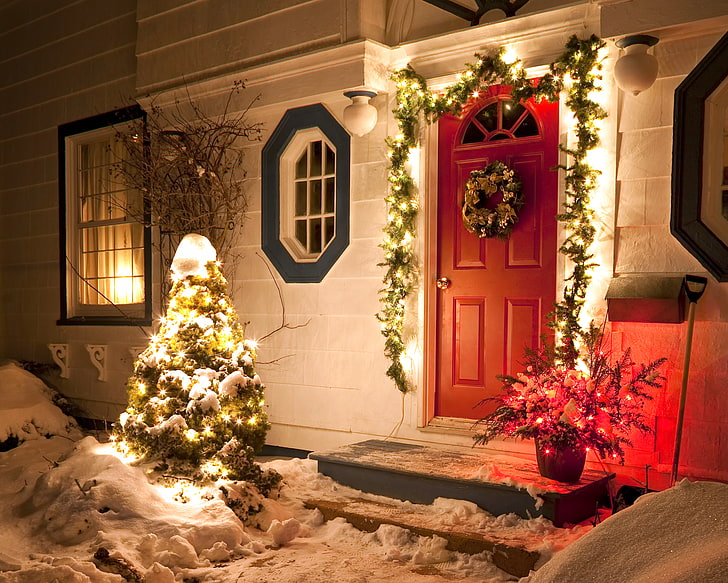 pintu kayu 4-panel coklat, musim dingin, salju, malam, alam, lampu, rumah, liburan, Windows, dekorasi, arsitektur, Selamat Tahun Baru, Selamat Natal, karangan bunga Natal, Natal, Wallpaper HD