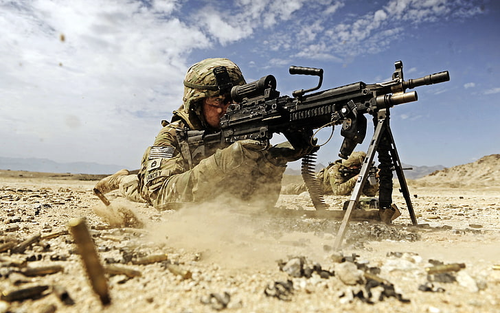 black machine gun illustration, sand, dust, soldiers, shooting, sleeve, soldier, firing, US army, machine gun, M249 SAW, HD wallpaper