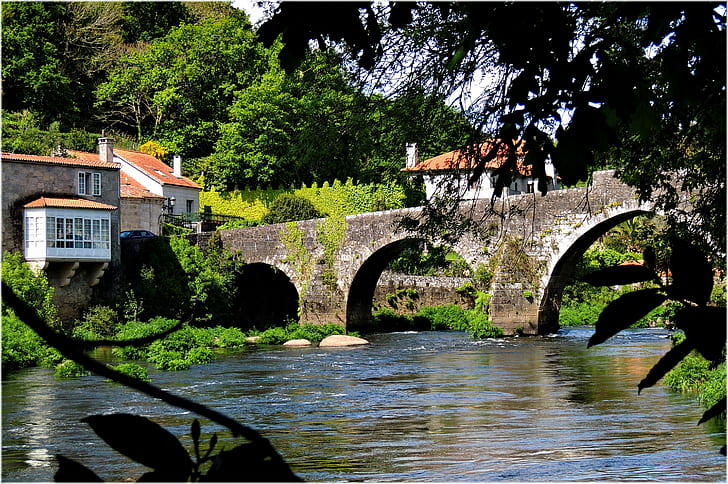 rzeka z ceglanym mostem łączącym wioskę, negreira, negreira, rzeka, most - struktura stworzona przez człowieka, architektura, europa, historia, woda, drzewo, Tapety HD