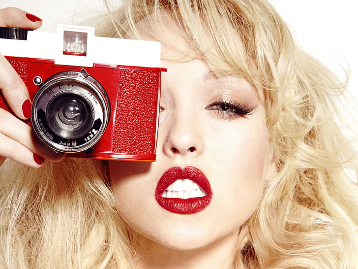 блондинка, сиви очи, камера, близък план, жени, червено червило, боядисани нокти, модел, HD тапет
