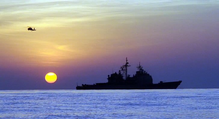 sylwetka łodzi i helikoptera podczas zachodu słońca, USS Chosin, Akcja, sylwetka, łódź, helikopter, zachód słońca, Task Force 151, morze, Bosfor, Tapety HD