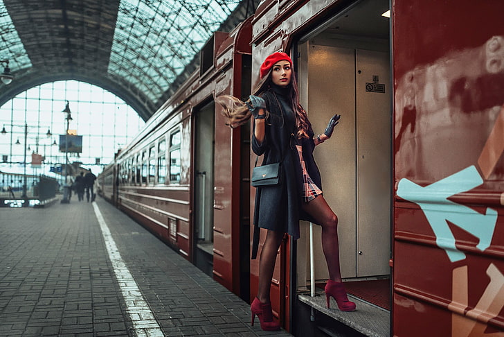 المرأة ، محطة القطار ، عارضة الأزياء ، الكعب العالي ، الساقين ، كييف، خلفية HD