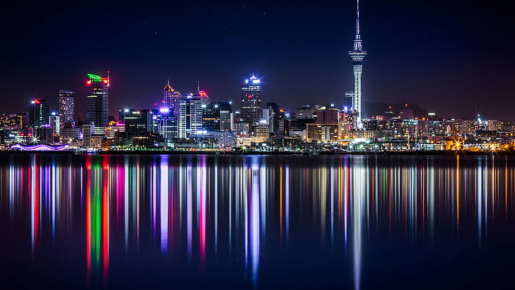 Sky Tower, Auckland, paisaje urbano, torre, reflexión, ciudad, horizonte, Nueva Zelanda, noche, hito, centro de la ciudad, cielo, agua, Fondo de pantalla HD