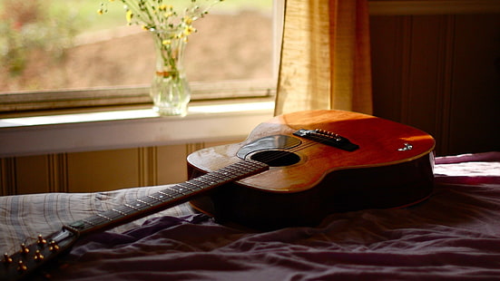 Akustik Gitar Yatakta-Yüksek kaliteli duvar kağıtları, kahverengi akustik gitar, HD masaüstü duvar kağıdı HD wallpaper