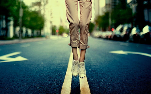 pantaloni marroni e paio di scarpe da ginnastica bianche, gambe, Sfondo HD HD wallpaper