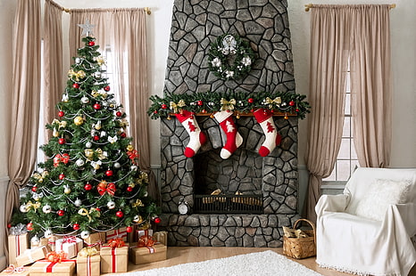 tiga stoking Natal putih-dan-merah, dekorasi, mainan, pohon, Tahun Baru, Natal, hadiah, perapian, desain, Selamat Natal, Xmas, interior, rumah, pohon Natal, perayaan liburan, Wallpaper HD HD wallpaper
