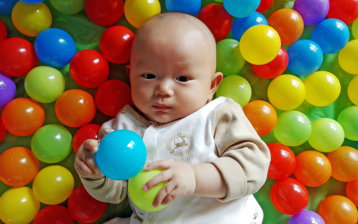 Bebê fofo em jogar bolas, fofo, bebê, jogar, bolas, HD papel de parede