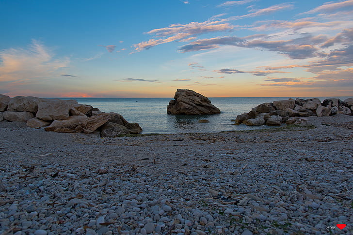 batu abu - abu dekat garis pantai pada siang hari, laut, pantai, alam, batu - Objek, garis pantai, lanskap, matahari terbenam, langit, Wallpaper HD