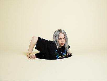 Billie Eilish, Musik, Musiker, einfacher Hintergrund, gefärbtes Haar, blaue Augen, Betrachter betrachtend, HD-Hintergrundbild HD wallpaper