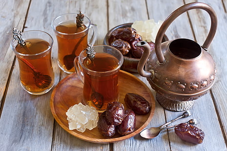 три прозрачни чаши за турски чай, чайник, чаша, чай, лъжица, чаши, фурми, лъжици, арабски чай, HD тапет HD wallpaper
