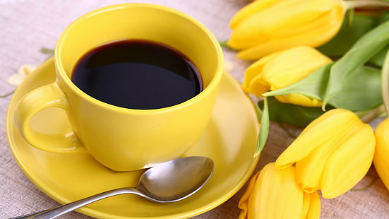 Colazione, caffè, tulipani, tazza in ceramica bianca con piattino e cucchiaino, fiori, giallo, colazione, Sfondo HD HD wallpaper