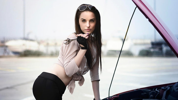 camicia grigia da donna, donna con auto, pancia, bruna, occhiali da sole, Sfondo HD