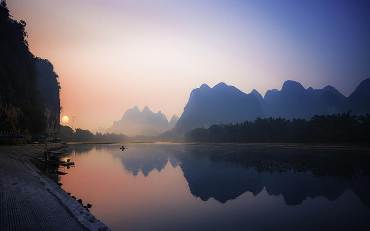 claro cuerpo de agua, naturaleza, paisaje, reflexión, río, montañas, niebla, China, palmeras, barco, agua, calma, Fondo de pantalla HD