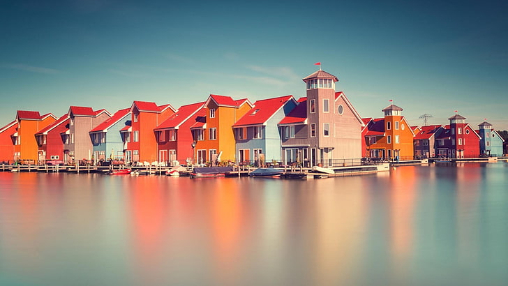 flerfärgade hus, arkitektur, byggnad, vatten, reflektion, lång exponering, hus, Nederländerna, pir, båt, moln, färgglada, fönster, Europa, lugn, HD tapet